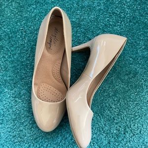 Cream business heels with comfortable sole